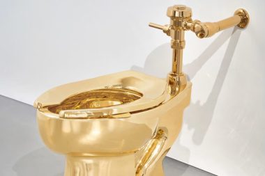 Duvara muz bantlayıp 6,2 milyon dolara satan sanatçının altın klozetine de 12,1 milyon dolar verdiler