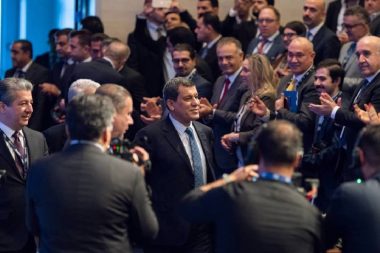 Mazlum Abdi üniformayı çıkarıp takım elbiseyi giydi