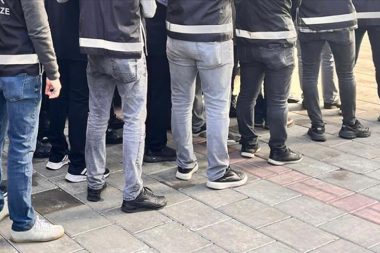 İzmir ve İstanbul’da FETÖ operasyonu: Dokuz kişi gözaltında
