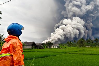 178 dağcı kurtarıldı: Yanardağ patlamasında mahsur kaldılar