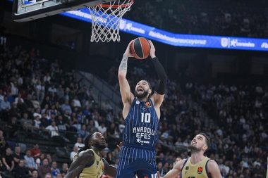 Anadolu Efes son saniyede kazandı