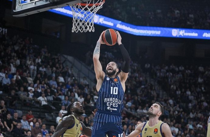 Anadolu Efes son saniyede kazandı