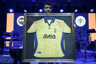 F.Bahçe’nin imzalı 100. yıl forması 1 milyon TL’ye satıldı