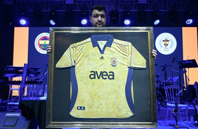 F.Bahçe’nin imzalı 100. yıl forması 1 milyon TL’ye satıldı