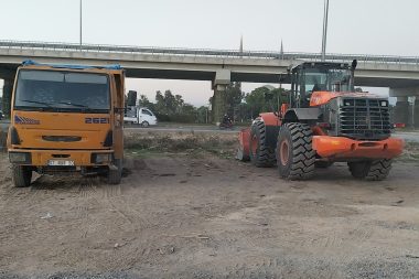 Kamyon ve kepçelerle plajı çaldılar