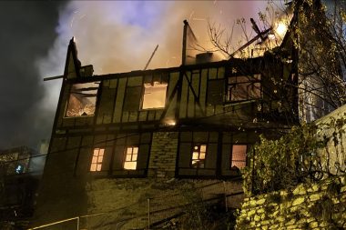 150 yıllık konak yandı, iki itfaiye eri yaralandı