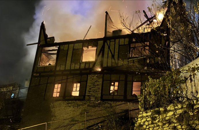 150 yıllık konak yandı, iki itfaiye eri yaralandı