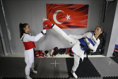 Liseli genç tekvandocu dünya ve Avrupa şampiyonu oldu