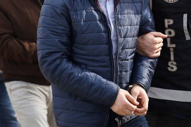 Avukat tartıştığı otel sahibi babayla oğlunu öldürdü