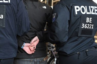 Memurlara ‘parazit’ diyen Alman’ın evini sabaha karşı polis bastı