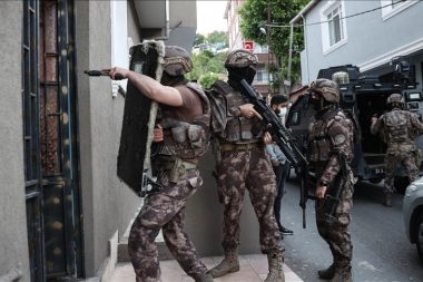 12 adrese eş zamanlı DEAŞ operasyonu: 13 gözaltı