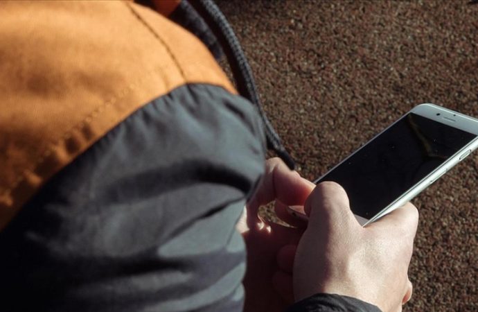 Yaşı 16’dan küçük çocukların sosyal medya hesabı açmasını yasaklıyor