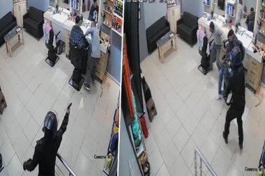 Dükkanda dehşet anları! Kasklı saldırgan, tıraş yapan berberi kurşun yağmuruna tuttu