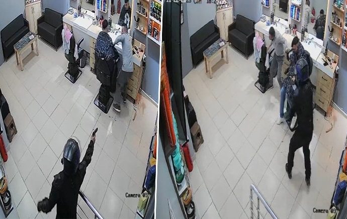 Dükkanda dehşet anları! Kasklı saldırgan, tıraş yapan berberi kurşun yağmuruna tuttu