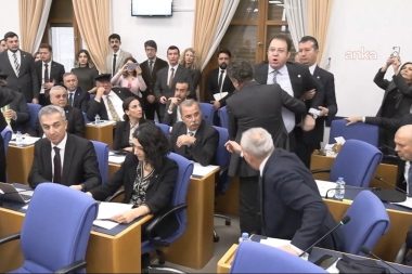 Meclis’te gergin anlar! Hakaretler havada uçuştu: Senin kafanı koparırım”