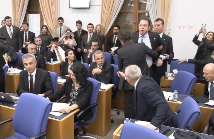 Meclis’te gergin anlar! Hakaretler havada uçuştu: Senin kafanı koparırım”
