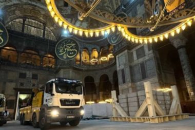 1500 yıllık Ayasofya’yı korumak için içeri illa 45 tonluk vinçleri mi sokmak gerekiyordu?