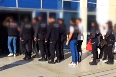 15’i gümrük memuru 28 kişi gözaltına alındı