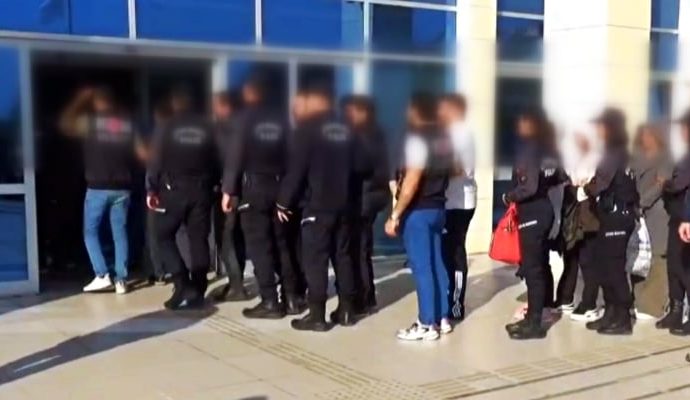 15’i gümrük memuru 28 kişi gözaltına alındı