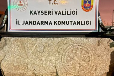 Bin 500 yıllık kapı sövesi ele geçirildi