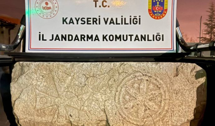 Bin 500 yıllık kapı sövesi ele geçirildi