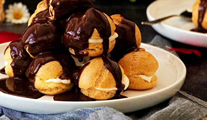 Kantinde profiterol yiyen sekiz öğrenci hastaneye kaldırıldı