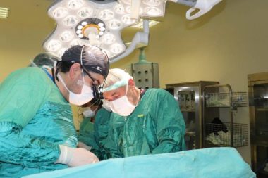 Karın ağrısı şikayetiyle gitti, 15 kiloluk tümör çıkarıldı