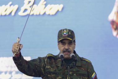 Maduro ABD’ye Simon Bolivar’ın kılıcıyla meydan okudu
