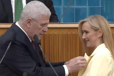 İYİ Parti’ye sürpriz katılım: Rozetini Dervişoğlu taktı