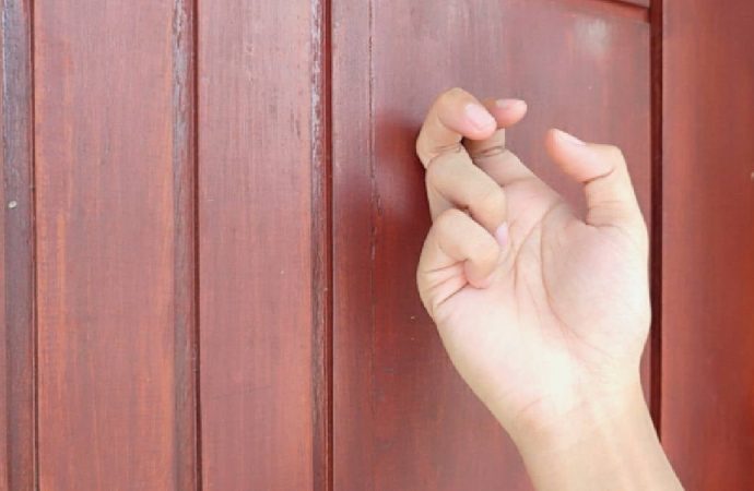 Akşam yemeğe davet ettiler, 45 sene evden çıkmadı