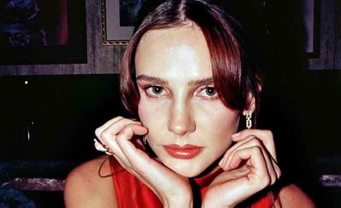 Alina Boz diziden çıkarıldığını uçakta öğrendi