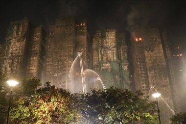 Hong Kong’da gökdelen yangını sürüyor: Ölenlerin sayısı 94’e yükseldi