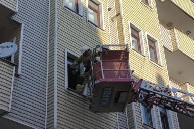 Bina girişine bırakılan çöpler 3 kişiyi hastanelik etti