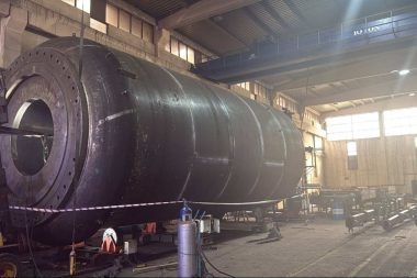 İki işçi üç tonluk sac levhanın altında kaldı