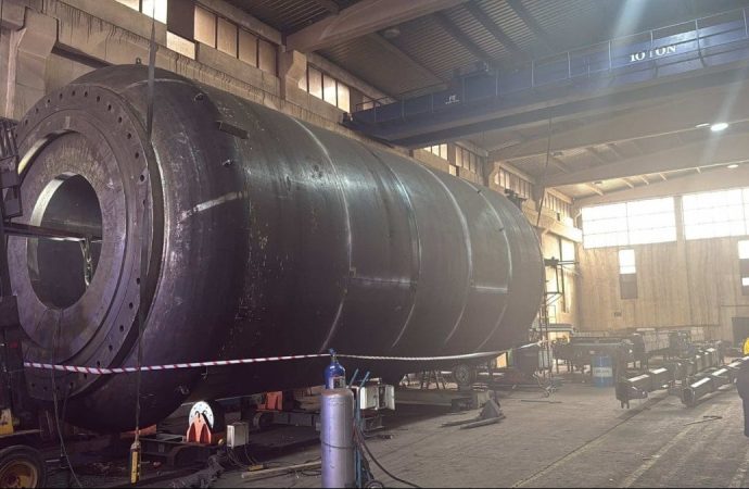 İki işçi üç tonluk sac levhanın altında kaldı