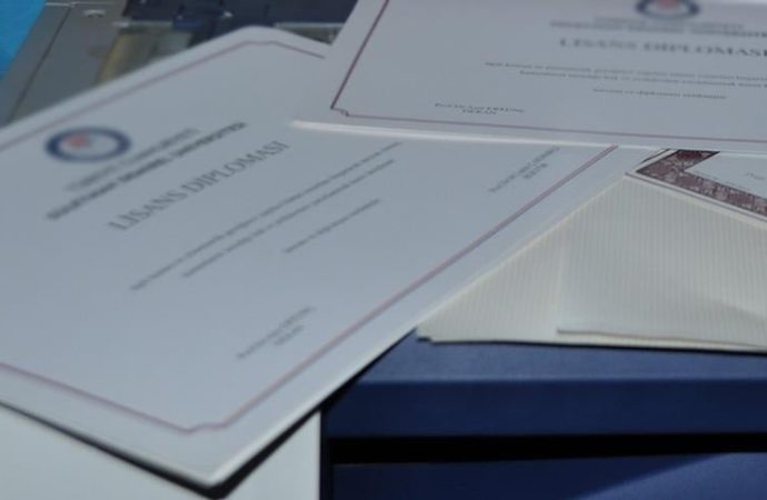 Özgeçmişini şişirdiği ortaya çıkan bakan istifa etti