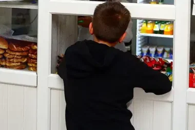 30 öğrenci hastanelik oldu: Kantinci çift gözaltında