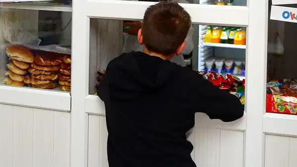 30 öğrenci hastanelik oldu: Kantinci çift gözaltında