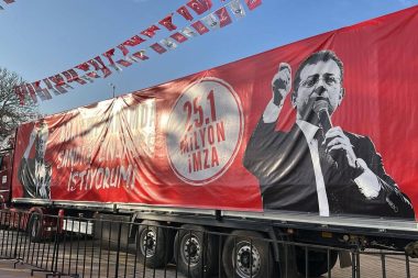 CHP’nin imza TIR’ı kurultayda: İmamoğlu için 25,1 milyon imza atıldı