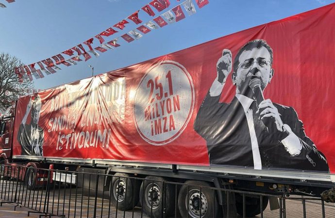 CHP’nin imza TIR’ı kurultayda: İmamoğlu için 25,1 milyon imza atıldı