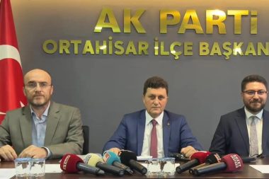 AK Partili başkan gazetecilere soru dağıttı