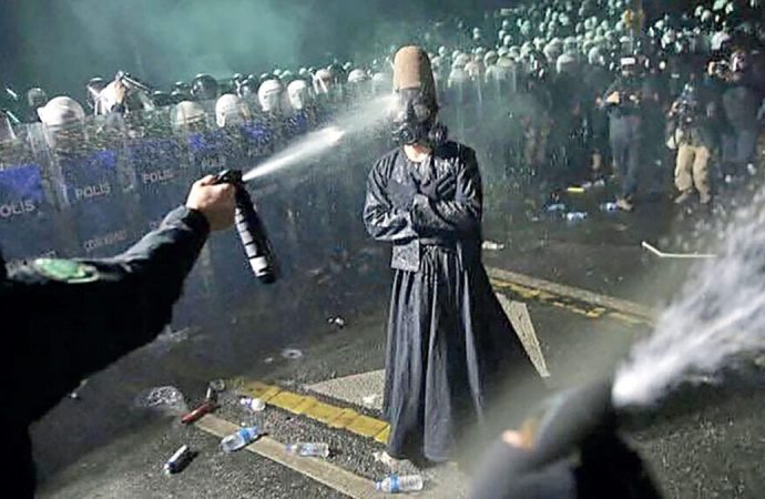 Saraçhane’de polis önüne geleni gözaltına aldı, savcı 107 kişiye dava açtı, şimdi biz bu kişilere 45’er bin lira tazminat ödeyeceğiz