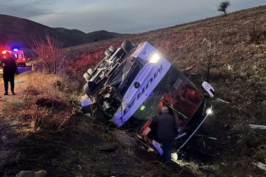 Yolcu otobüsü devrildi: İki ölü, 21 yaralı