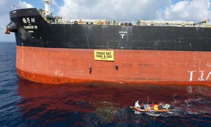 Dünyanın en büyük kömür limanı felç oldu: Fosil yakıt eyleminde 141 gözaltı