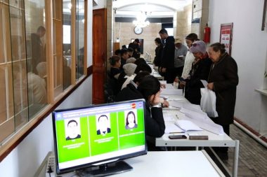Kırgızistan’da halk ilk kez ‘online’ sandık başında