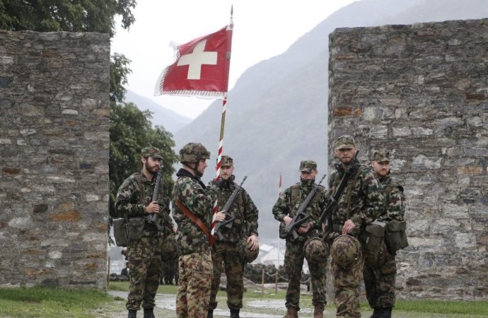 İsviçre ‘kadınlar da zorunlu askerlik yapsın’ı referanduma götürdü