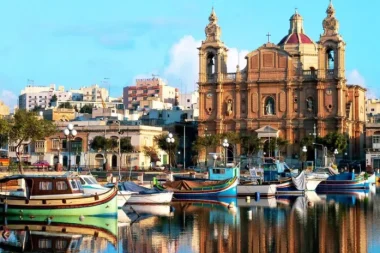 Kollarımı Açtım Seni Bekliyorum Canım: Göçün Gerçeği, Göçmenin Mizahı ve Modern Dünyanın Büyük Yanılgısı