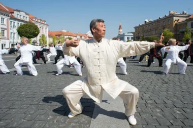 Qi Gong’un Sessiz Dehası: 1989’dan Bu Yana Çin Parklarından Hayata Uzanan Uzun Ömür Sanatı
