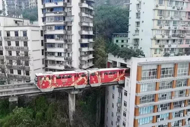 Gökyüzünden gelen kahve, binanın içinde geçen tren ve biz bu hızın neresindeyiz?