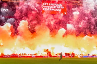 Sahaya meşale yağdı, Ajax – Groningen maçı yarıda kaldı